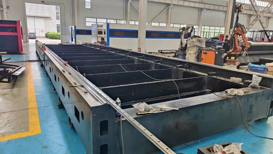 格安で大きなサイズ ステンレス鋼と炭素鋼のための地面トラックレーザーカット機