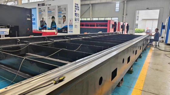 格安で大きなサイズ ステンレス鋼と炭素鋼のための地面トラックレーザーカット機
